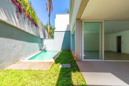 Casa à venda com 408m², 4 quartos e 4 vagas Casa à venda com 408m², 4 quartos e 4 vagasPiscina