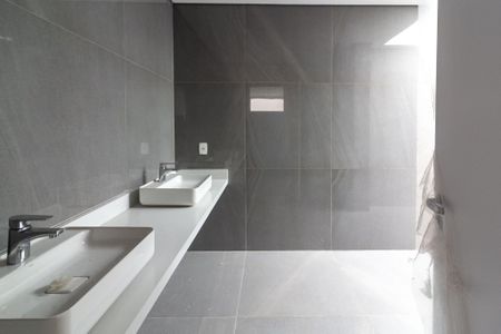 Casa à venda com 408m², 4 quartos e 4 vagas Casa à venda com 408m², 4 quartos e 4 vagasBanheiro Suíte 1