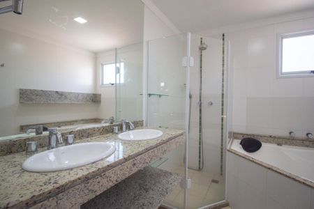 Apartamento para alugar com 142m², 4 quartos e 3 vagas Apartamento para alugar com 142m², 4 quartos e 3 vagasBanheiro da Suíte 1
