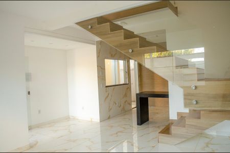 Casa à venda com 87m², 3 quartos e 2 vagas Casa à venda com 87m², 3 quartos e 2 vagasSala