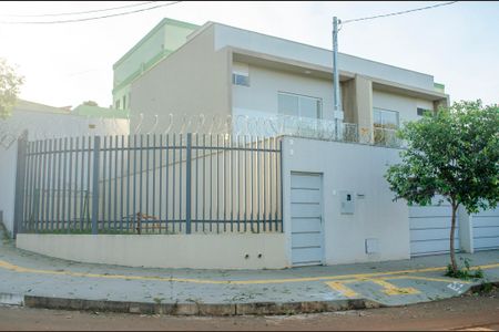 Casa à venda com 87m², 3 quartos e 2 vagas Casa à venda com 87m², 3 quartos e 2 vagasFachada