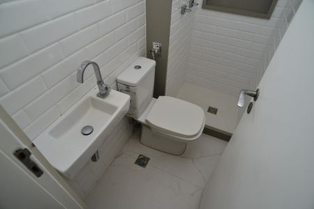 Apartamento à venda com 250m², 4 quartos e 3 vagas Apartamento à venda com 250m², 4 quartos e 3 vagasBanheiro de Serviço