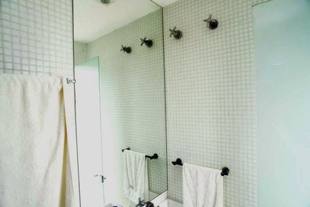 Apartamento à venda com 250m², 4 quartos e 3 vagas Apartamento à venda com 250m², 4 quartos e 3 vagasBanheiro de Apoio