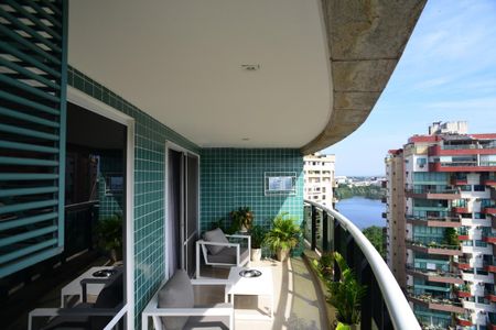 Apartamento à venda com 250m², 4 quartos e 3 vagas Apartamento à venda com 250m², 4 quartos e 3 vagasVaranda