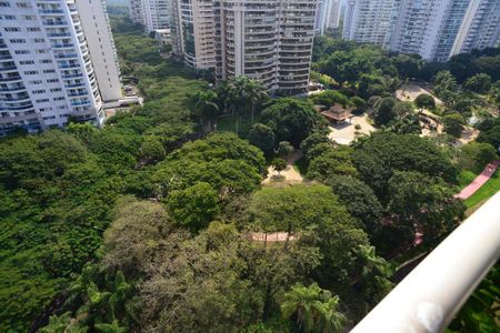 Apartamento à venda com 250m², 4 quartos e 3 vagas Apartamento à venda com 250m², 4 quartos e 3 vagasVista da Varanda