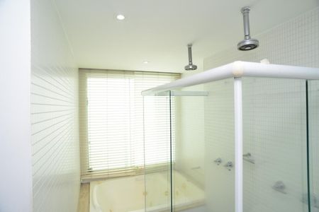 Apartamento à venda com 250m², 4 quartos e 3 vagas Apartamento à venda com 250m², 4 quartos e 3 vagasBanheiro Suíte Principal