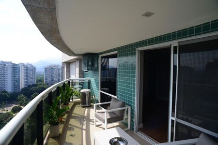 Apartamento à venda com 250m², 4 quartos e 3 vagas Apartamento à venda com 250m², 4 quartos e 3 vagasVaranda