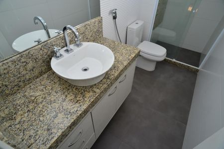 Apartamento à venda com 250m², 4 quartos e 3 vagas Apartamento à venda com 250m², 4 quartos e 3 vagasBanheiro Suíte 1