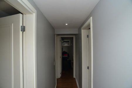 Apartamento à venda com 250m², 4 quartos e 3 vagas Apartamento à venda com 250m², 4 quartos e 3 vagasCorredor