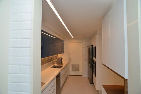 Apartamento à venda com 250m², 4 quartos e 3 vagas Apartamento à venda com 250m², 4 quartos e 3 vagasCozinha