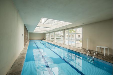 Apartamento à venda com 128m², 3 quartos e 2 vagas Apartamento à venda com 128m², 3 quartos e 2 vagasÁrea comum - Piscina coberta