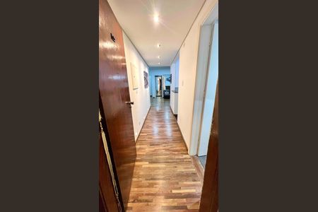 Corredor de apartamento à venda com 3 quartos, 120m² em Vila Nova Conceição, São Paulo