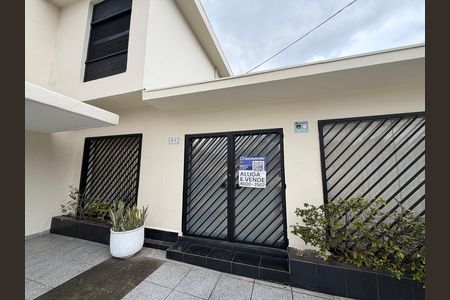 Casa para alugar com 120m², 2 quartos e 2 vagas Casa para alugar com 120m², 2 quartos e 2 vagasFachada