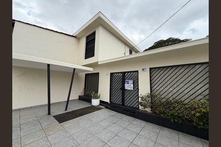 Casa para alugar com 120m², 2 quartos e 2 vagas Casa para alugar com 120m², 2 quartos e 2 vagasFachada
