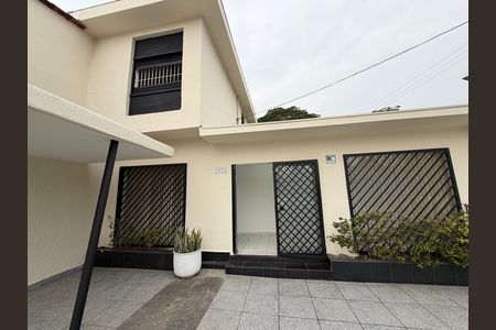 Casa para alugar com 120m², 2 quartos e 2 vagas Casa para alugar com 120m², 2 quartos e 2 vagasFachada