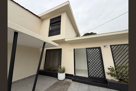 Casa para alugar com 120m², 2 quartos e 2 vagas Casa para alugar com 120m², 2 quartos e 2 vagasFachada