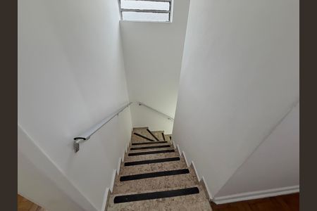 Casa para alugar com 120m², 2 quartos e 2 vagas Casa para alugar com 120m², 2 quartos e 2 vagasEscada