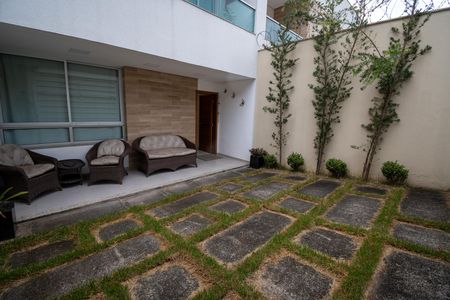 Casa para alugar com 306m², 2 quartos e 2 vagas