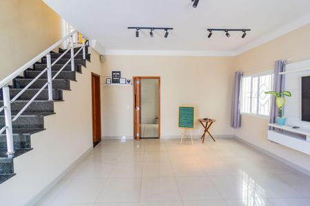 Casa para alugar com 105m², 3 quartos e 2 vagas Casa para alugar com 105m², 3 quartos e 2 vagasSala