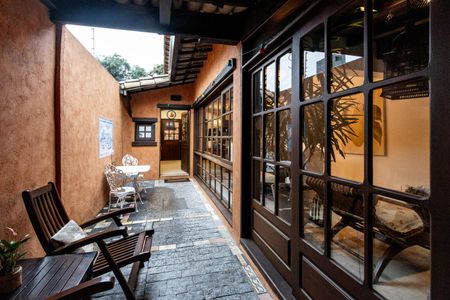 Casa para alugar com 550m², 4 quartos e 4 vagas Casa para alugar com 550m², 4 quartos e 4 vagasCorredor externo