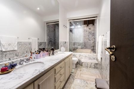 Casa para alugar com 550m², 4 quartos e 4 vagas Casa para alugar com 550m², 4 quartos e 4 vagasQuarto 1 - Banheiro da Suite