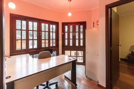 Casa para alugar com 550m², 4 quartos e 4 vagas Casa para alugar com 550m², 4 quartos e 4 vagasEdicula - Hall dos quartos