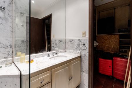 Casa para alugar com 550m², 4 quartos e 4 vagas Casa para alugar com 550m², 4 quartos e 4 vagasEdicula - Quarto 2 - Banheiro