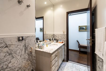 Casa para alugar com 550m², 4 quartos e 4 vagas Casa para alugar com 550m², 4 quartos e 4 vagasBanheiro do Corredor