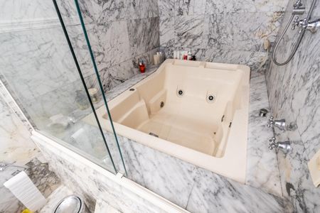 Casa para alugar com 550m², 4 quartos e 4 vagas Casa para alugar com 550m², 4 quartos e 4 vagasQuarto 1 - Banheiro da Suite