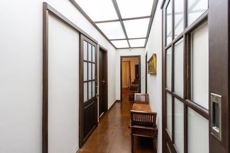 Casa para alugar com 550m², 4 quartos e 4 vagas Casa para alugar com 550m², 4 quartos e 4 vagasCorredor