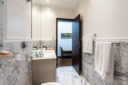 Casa para alugar com 550m², 4 quartos e 4 vagas Casa para alugar com 550m², 4 quartos e 4 vagasBanheiro do Corredor