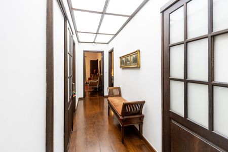 Casa para alugar com 550m², 4 quartos e 4 vagas Casa para alugar com 550m², 4 quartos e 4 vagasCorredor