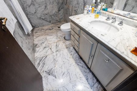 Casa para alugar com 550m², 4 quartos e 4 vagas Casa para alugar com 550m², 4 quartos e 4 vagasBanheiro do Corredor