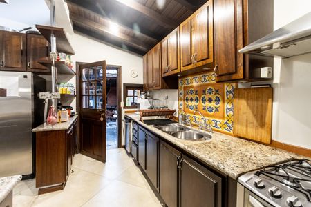 Casa para alugar com 550m², 4 quartos e 4 vagas Casa para alugar com 550m², 4 quartos e 4 vagasCozinha
