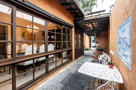 Casa para alugar com 550m², 4 quartos e 4 vagas Casa para alugar com 550m², 4 quartos e 4 vagasCorredor externo