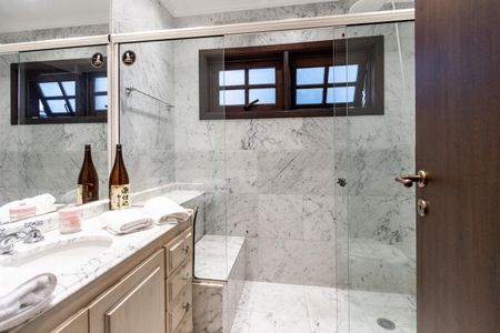 Casa para alugar com 550m², 4 quartos e 4 vagas Casa para alugar com 550m², 4 quartos e 4 vagasEdicula - Quarto 1 - Banheiro