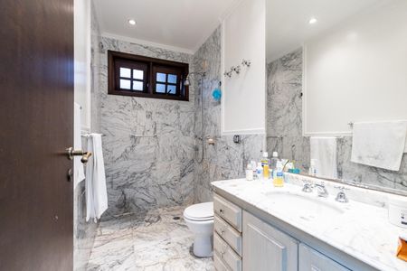 Casa para alugar com 550m², 4 quartos e 4 vagas Casa para alugar com 550m², 4 quartos e 4 vagasBanheiro do Corredor