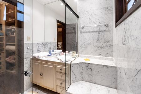 Casa para alugar com 550m², 4 quartos e 4 vagas Casa para alugar com 550m², 4 quartos e 4 vagasEdicula - Quarto 1 - Banheiro