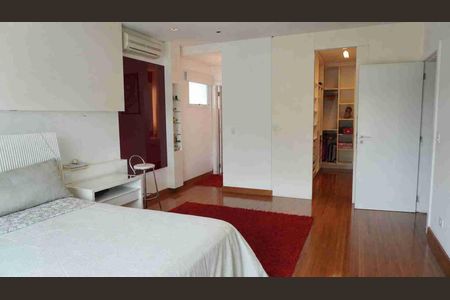 Casa de condomínio para alugar com 950m², 3 quartos e 6 vagas Casa de condomínio para alugar com 950m², 3 quartos e 6 vagasSuite4