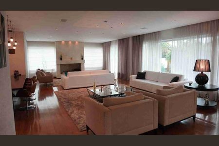 Casa de condomínio para alugar com 950m², 3 quartos e 6 vagas Casa de condomínio para alugar com 950m², 3 quartos e 6 vagasSala de estar