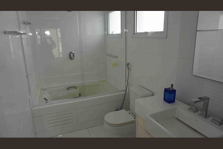 Casa de condomínio para alugar com 950m², 3 quartos e 6 vagas Casa de condomínio para alugar com 950m², 3 quartos e 6 vagasBanheiro - Suite2