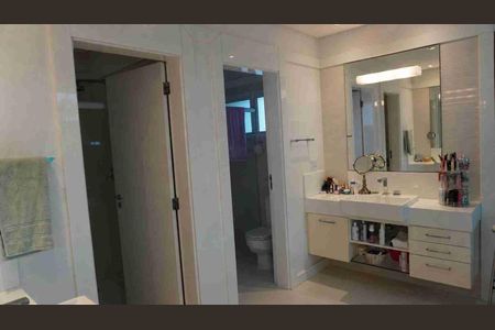 Casa de condomínio para alugar com 950m², 3 quartos e 6 vagas Casa de condomínio para alugar com 950m², 3 quartos e 6 vagasBanheiro Suite Principal1