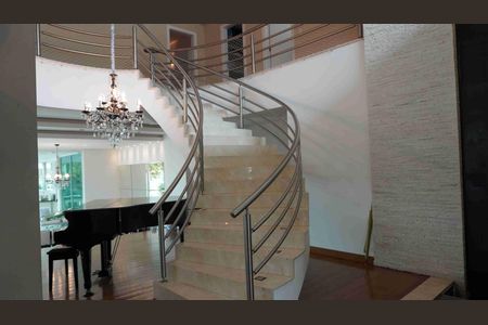 Casa de condomínio para alugar com 950m², 3 quartos e 6 vagas Casa de condomínio para alugar com 950m², 3 quartos e 6 vagasHall de entrada