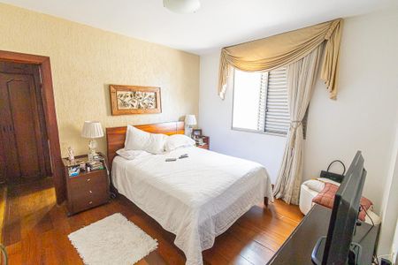 Apartamento à venda com 168m², 4 quartos e 2 vagas Apartamento à venda com 168m², 4 quartos e 2 vagasQuarto 1/ closet/ suite