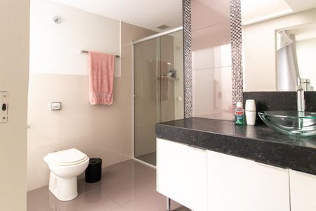 Casa à venda com 290m², 4 quartos e 4 vagas Casa à venda com 290m², 4 quartos e 4 vagasBanheiro da Suíte 3