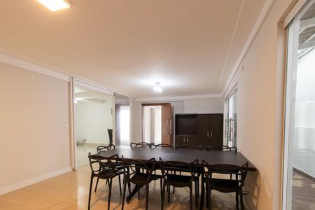 Casa à venda com 290m², 4 quartos e 4 vagas Casa à venda com 290m², 4 quartos e 4 vagasSala