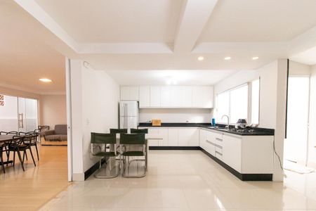 Casa à venda com 290m², 4 quartos e 4 vagas Casa à venda com 290m², 4 quartos e 4 vagasCozinha - Armários