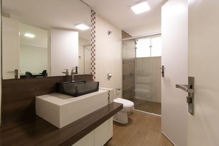 Casa à venda com 290m², 4 quartos e 4 vagas Casa à venda com 290m², 4 quartos e 4 vagasBanheiro da Suíte 1
