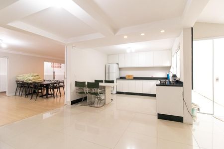 Casa à venda com 290m², 4 quartos e 4 vagas Casa à venda com 290m², 4 quartos e 4 vagasCozinha - Armários