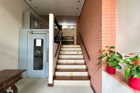 Apartamento para alugar com 100m², 3 quartos e 1 vaga Apartamento para alugar com 100m², 3 quartos e 1 vagaEscada